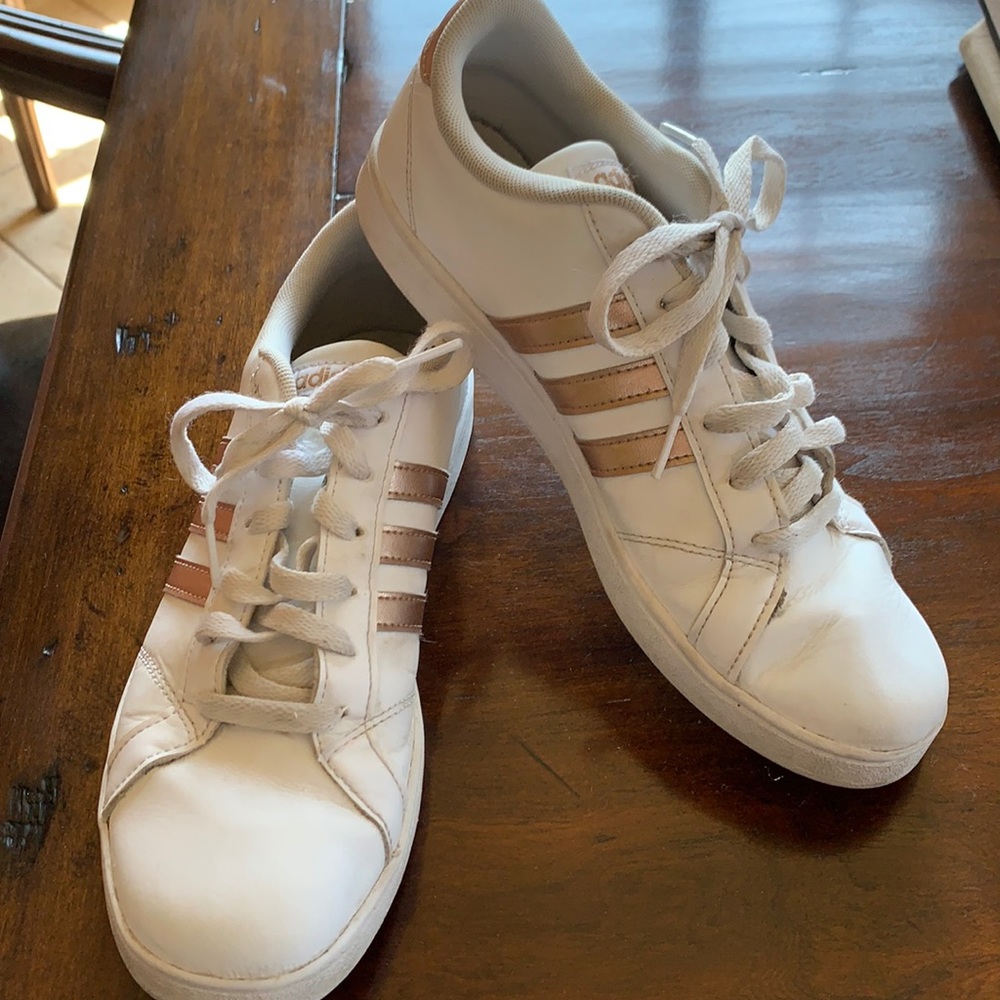 Adidas Sneakers Preloved w/ a few signs of wear💙 make offer